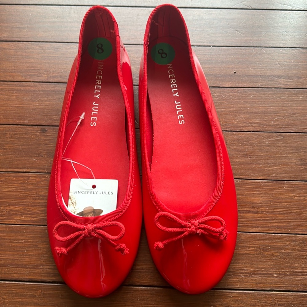 Classic red patent leather flats ♥️